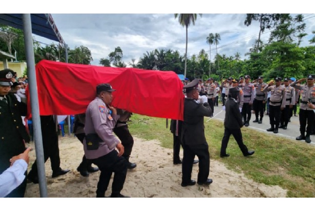 Gugur saat Redam Bentrok Warga di Maluku Tengah, Aipda Anumerta Husni Abdullah Dimakamkan