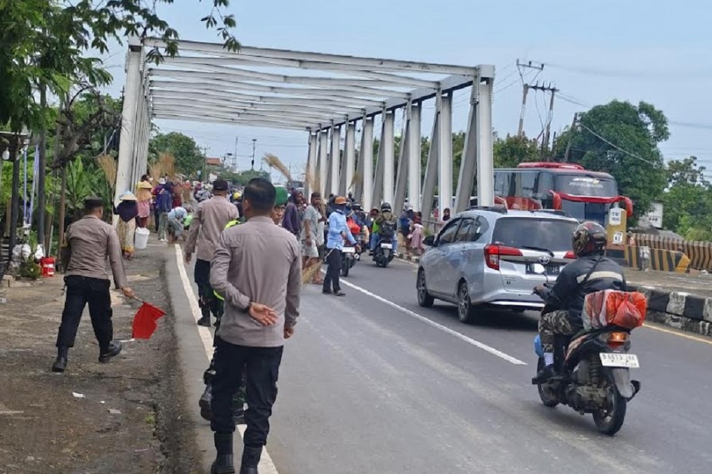 Bikin Resah Pengguna Jalan, Pemburu Koin di Jembatan Sewo Indramayu Ditertibkan