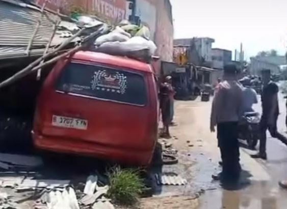 Mobil Pemudik Tabrak Bengkel hingga Hancur di Indramayu, 1 Luka-Luka