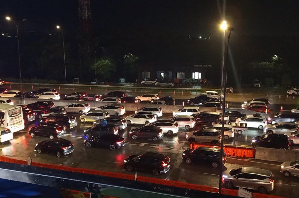 GT Cikatama Macet, Kendaraan dari Tol Cipularang Dialihkan ke Japek II Selatan