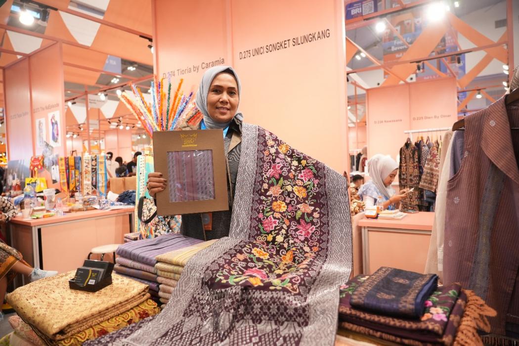Bersama BRI, UMKM Unici Songket Silungkang Tembus Pasar Internasional