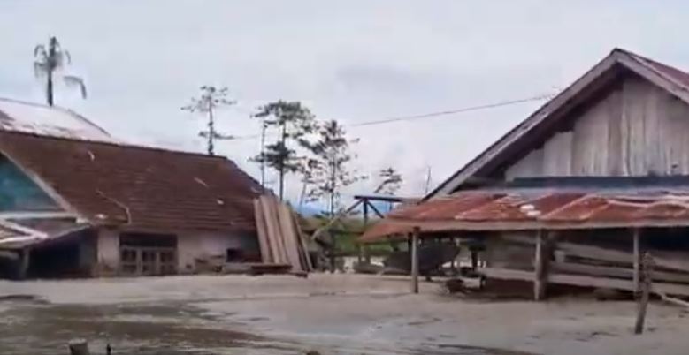 Banjar Bandang Tenggelamkan 4 Desa di Luwu Utara, Akses Jalan Terputus