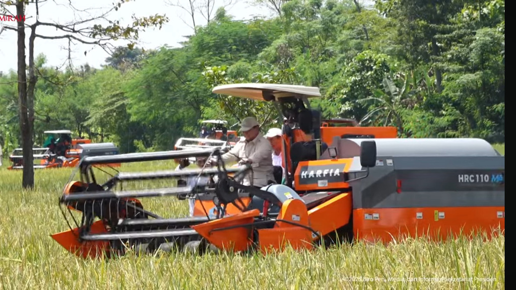 Prabowo Panen Raya Bareng Petani sambil Jajal Mesin Combine Harvester