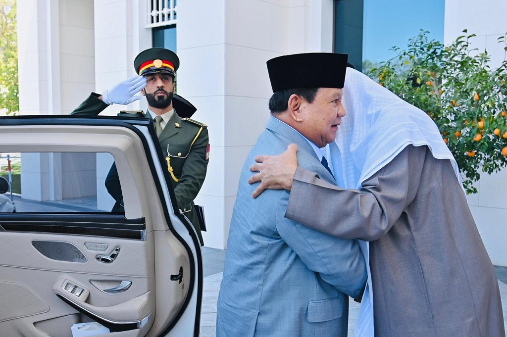 Prabowo Disambut Pelukan Hangat MBZ saat Tiba di Istana Qasr Al Shatie