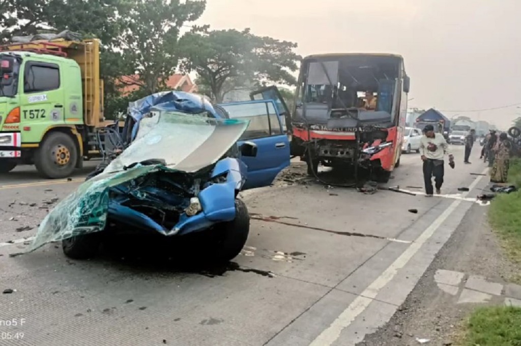 Kronologi Kecelakaan Maut Rombongan Umrah di Gresik: Panther Oleng dan Tabrak Bus Rajawali Indah, 7 Penumpang Tewas