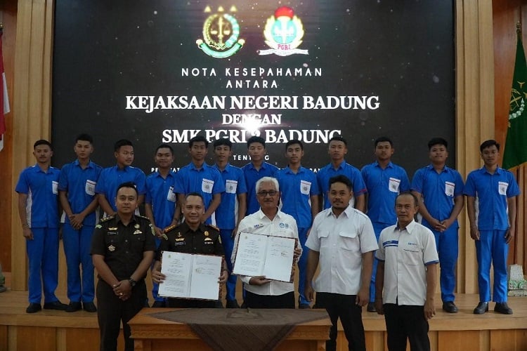 Kejari Badung Gandeng SMK PGRI 2 Memelihara Barang Bukti dan Sitaan Kendaraan Bermotor