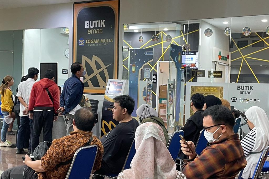 Masyarakat Serbu Butik Emas Antam, Antrean Mengular hingga Lobby