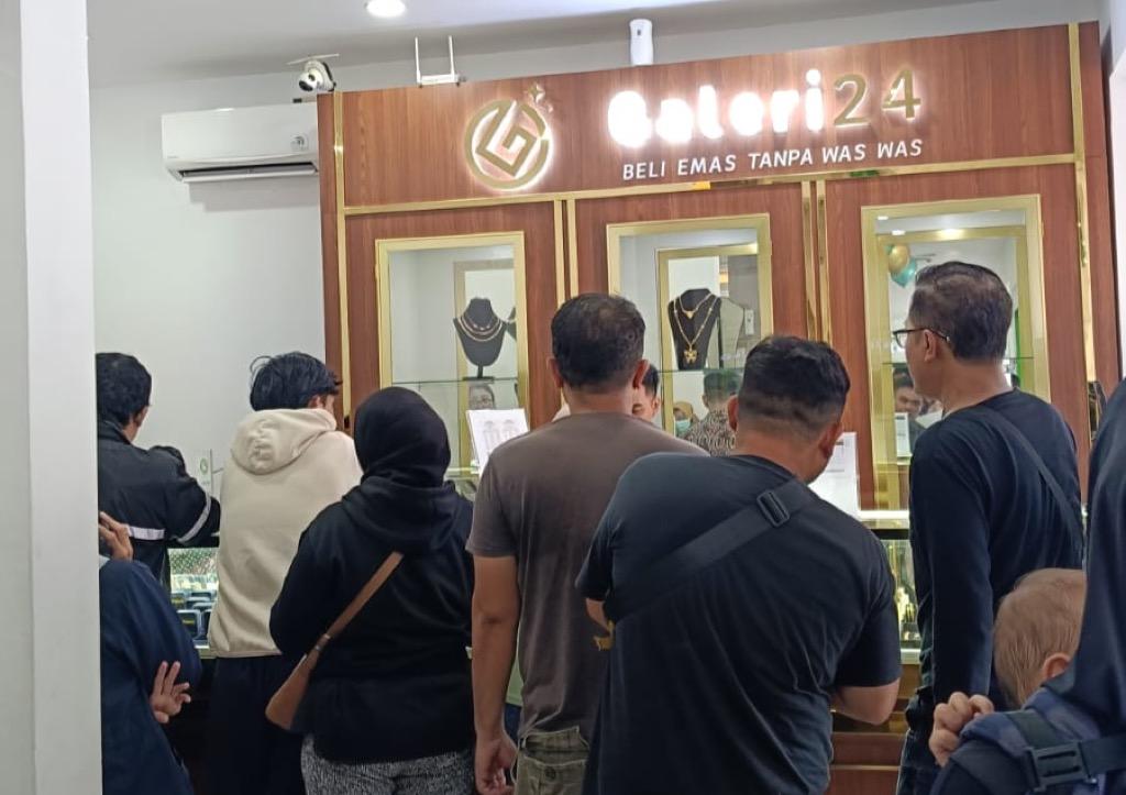 Ramai-Ramai Masyarakat Berburu Logam Mulia 