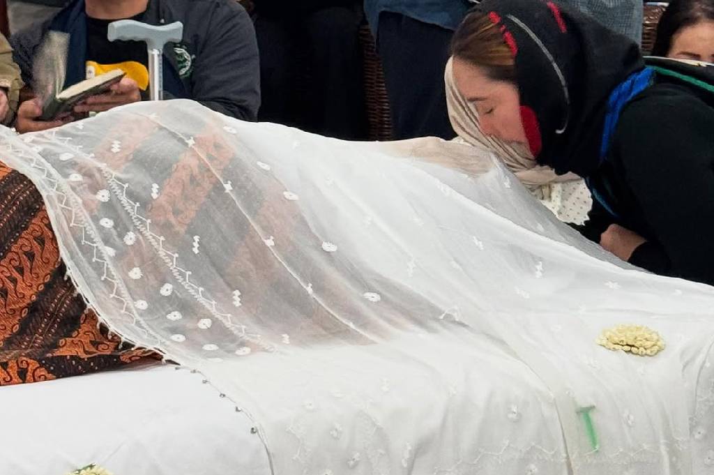 Tangis Inul Daratista saat Bersimpuh di Depan Jenazah Titiek Puspa: Aku Ikhlas