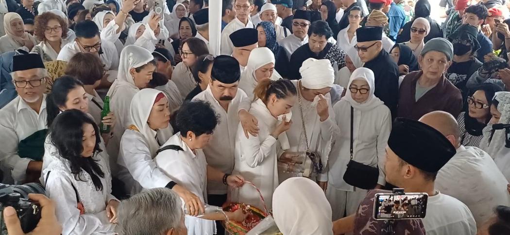 Kalimat Tahlil Berkumandang saat Jenazah Titiek Puspa Dikuburkan, Ratusan Pelayat Menangis Haru