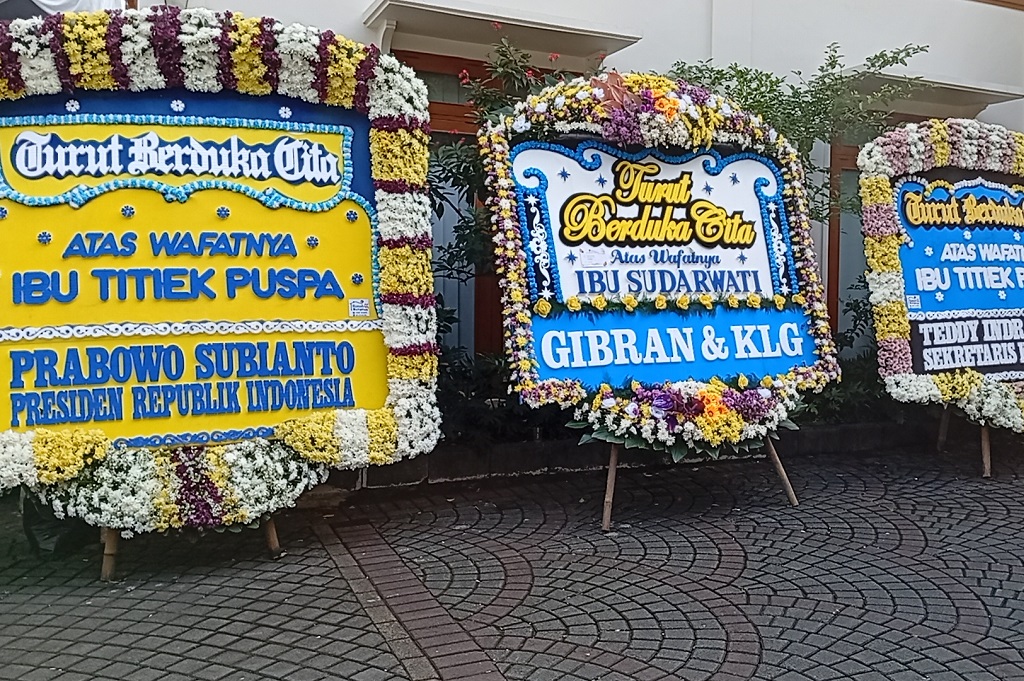 Karangan Bunga Prabowo hingga Jokowi Hiasi Rumah Duka Titiek Puspa
