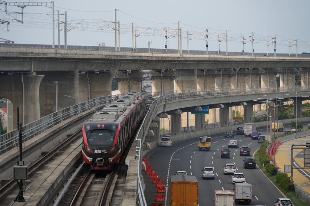 Perjalanan LRT Jabodebek Lintas Jati Mulya Gangguan, Penumpang Numpuk di Stasiun! 