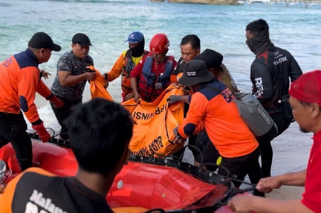 2 Santri Tenggelam di Pantai Balekambang Malang Ditemukan Tewas, 1 Orang Masih Hilang