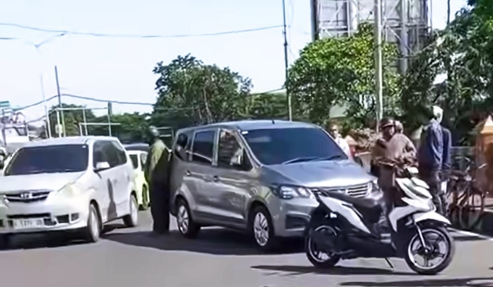 Viral Mobil Melintang di Jembatan Dikira Sopir Bunuh Diri Lompat ke Kali, Ternyata Kehabisan Bensin
