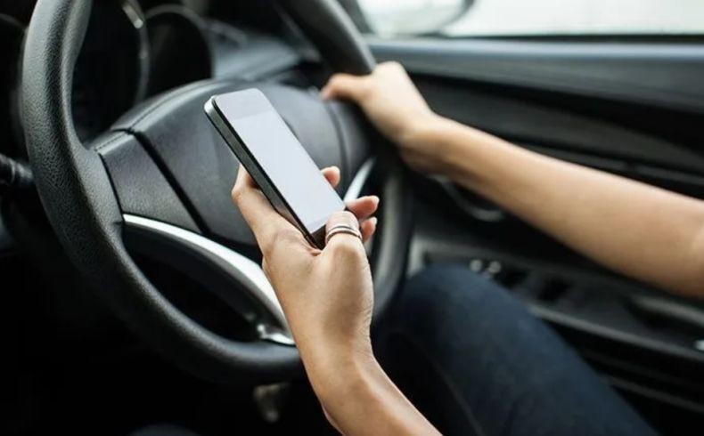 Duh! Sibuk Terima Telepon, Pengemudi Ini Tak Sadar Anaknya Jatuh dari Mobil