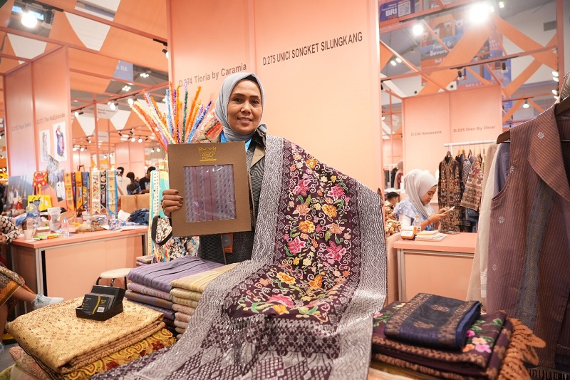 Keren! UMKM Songket Asal Sumbar Binaan BRI Ini Sukses Go International