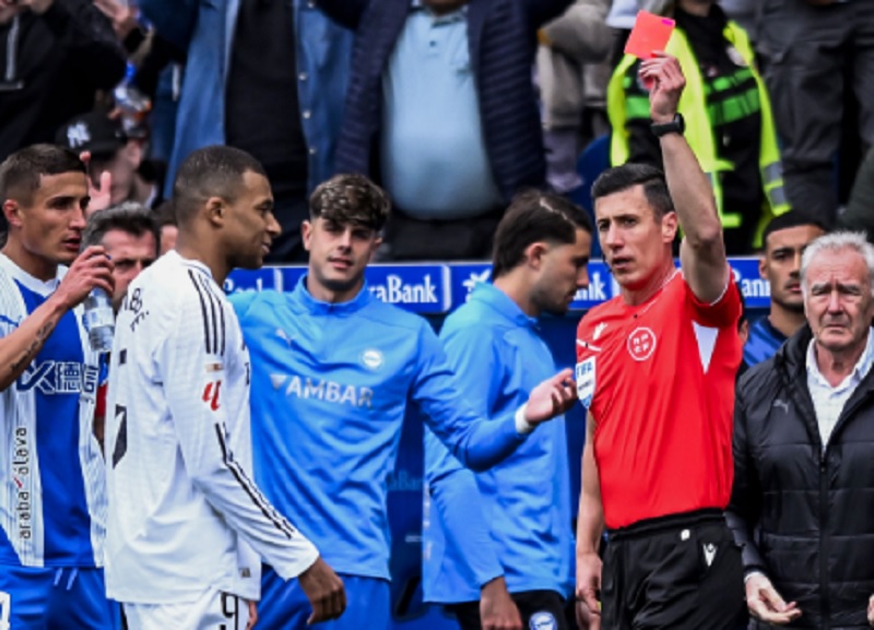 Kylian Mbappe Kartu Merah, Real Madrid Menang Tipis atas Alaves