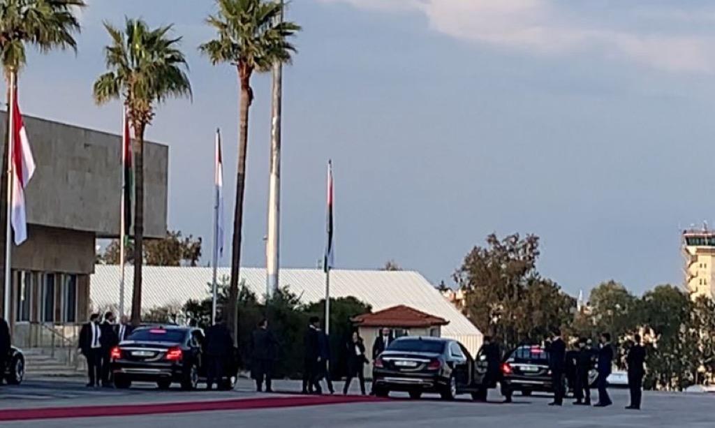 Raja Abdullah II Sopiri Prabowo saat Tiba di Yordania