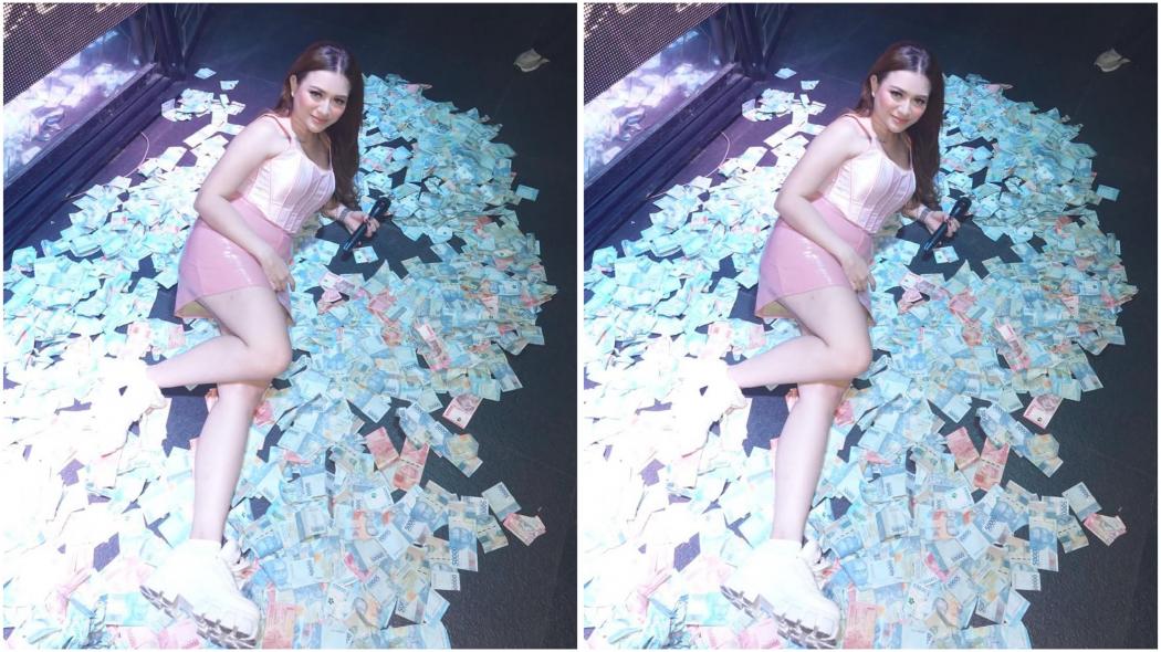 Menyala! Gaya Nathalie Holscher Selonjoran di Atas Tumpukan Uang Saweran Bikin Salfok