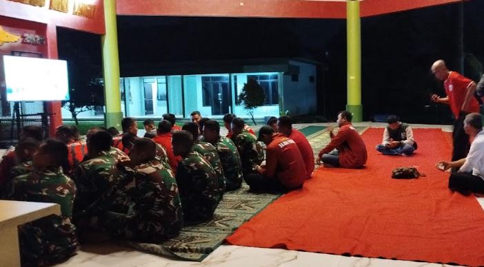 Keseruan Keluarga Evandra Nobar Timnas Indonesia U-17 di Brigif 18 Malang