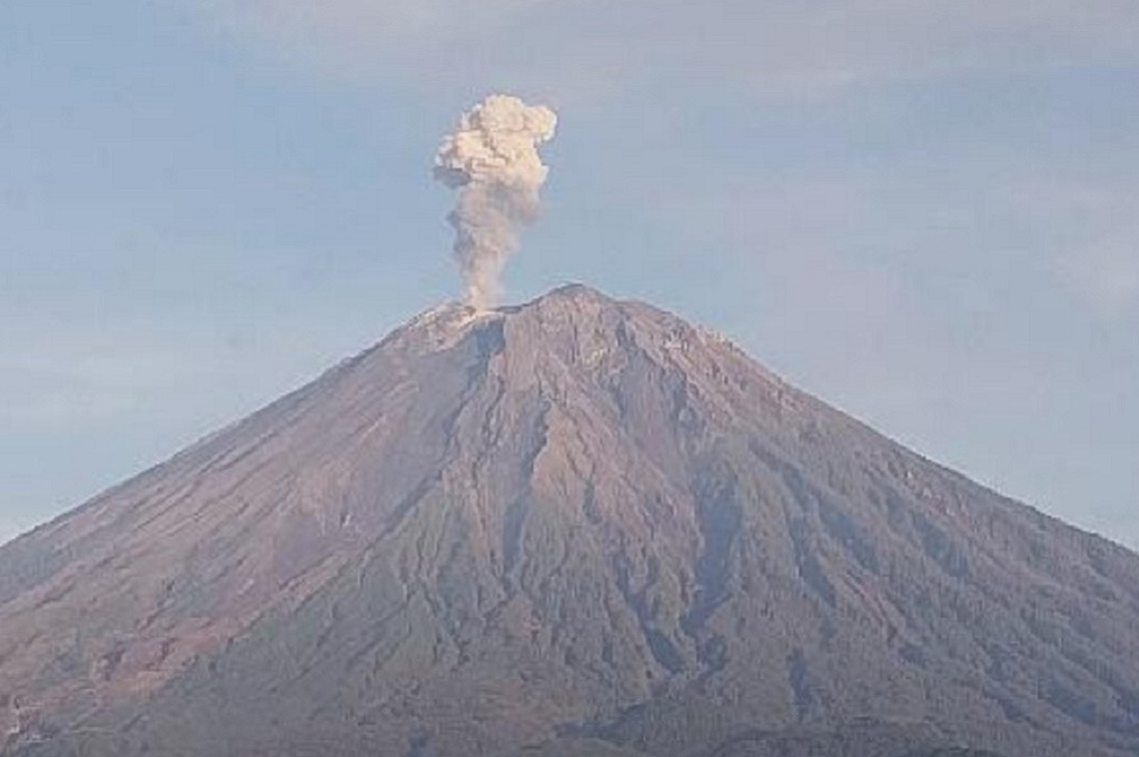 Gunung Semeru Erupsi Muntahkan Abu Vulkanis Setinggi 1 Km, Status Level II Waspada