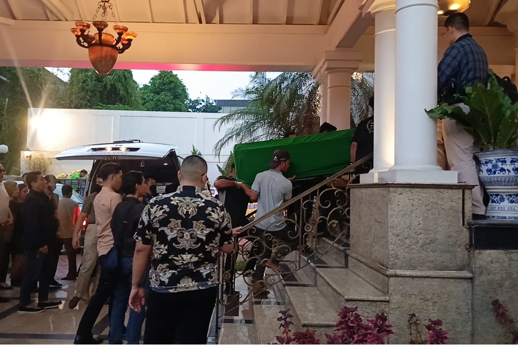 Jenazah Hotma Sitompul Tiba di Rumah Duka, Disambut Keluarga