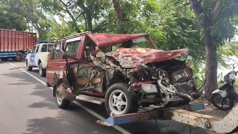 Toyota Kijang Bawa Satu Keluarga Kecelakaan di Jalur Pantura Tuban, 1 Orang Tewas 7 Luka-Luka