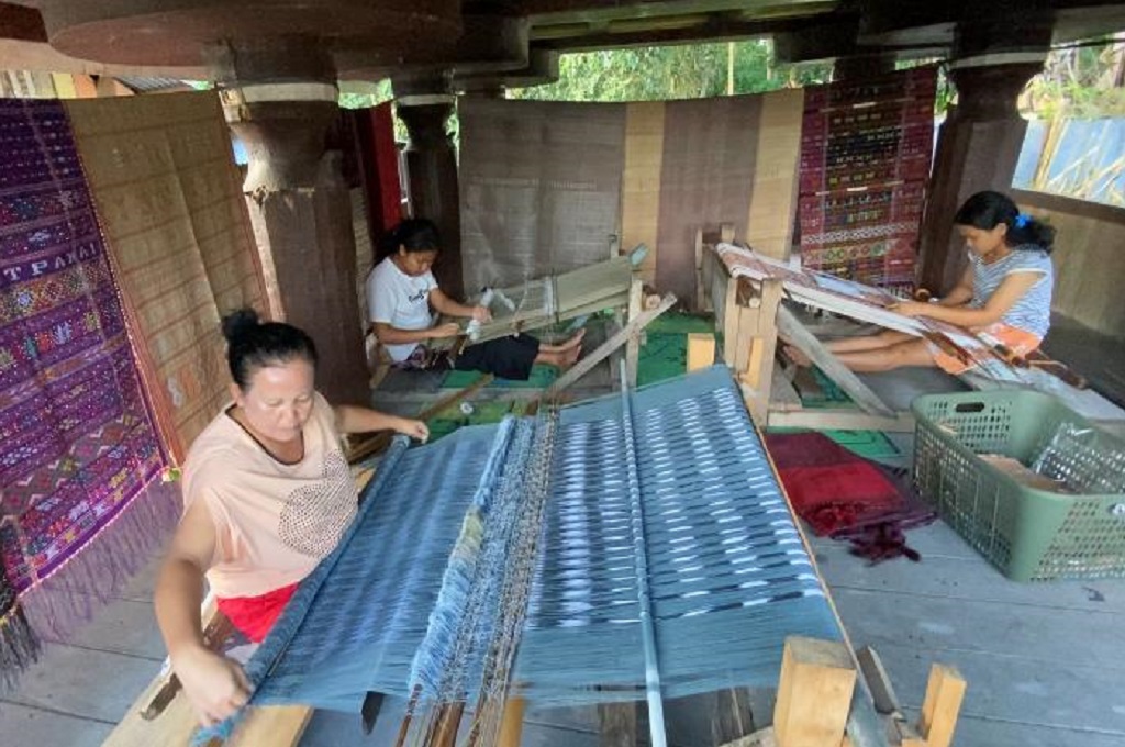 Usaha Tenun Ulos Ini Sukses Berdayakan Wanita Berkat Program Klasterkuhidupku BRI