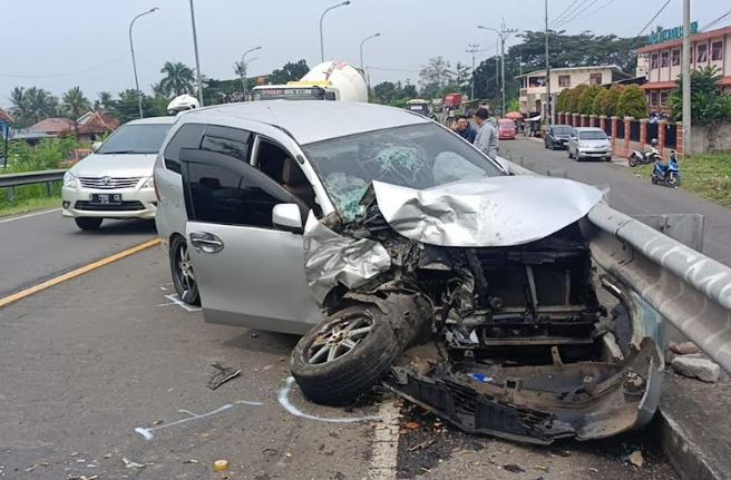 Sopir Elf Ngantuk Picu Tabrakan Beruntun 6 Kendaraan di Cianjur, 7 Luka-Luka