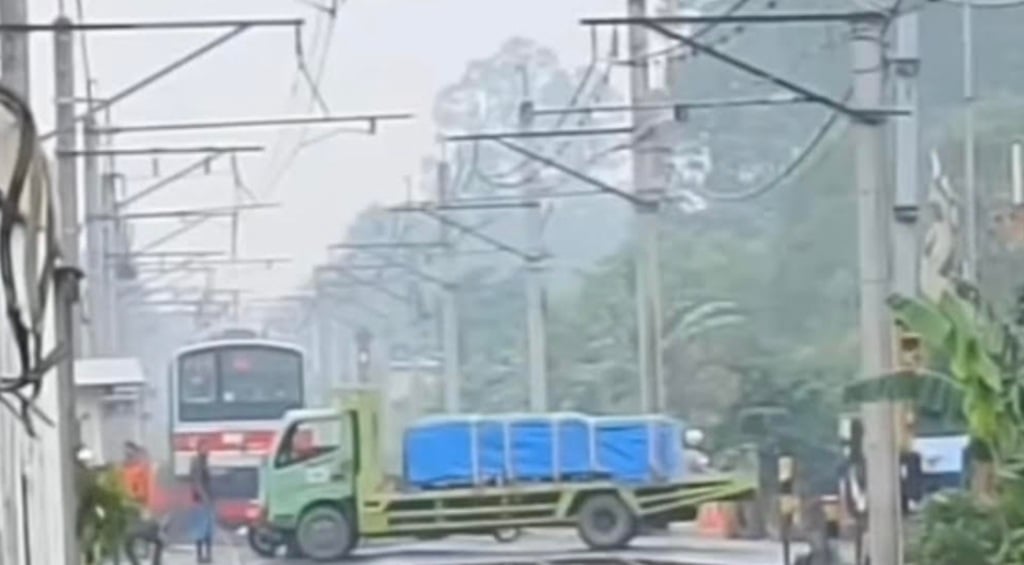 Truk Mogok di Perlintasan Tanah Tinggi, Perjalanan KRL Lintas Tangerang Sempat Terganggu
