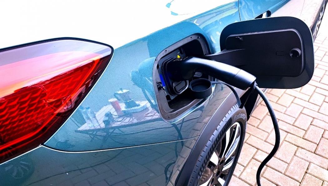 Harga Mobil Bekas EV dan Hybrid Jatuh, AUKSI: Pasar Belum Terbentuk
