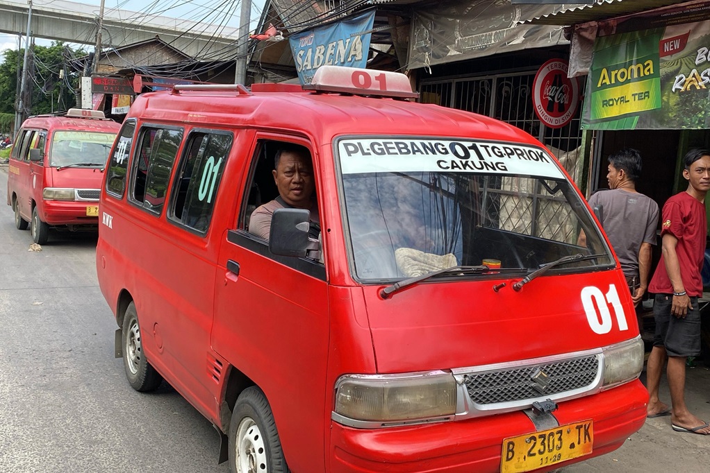 Macet Parah di Tanjung Priok, Sopir Angkot Stres Pendapatan Anjlok