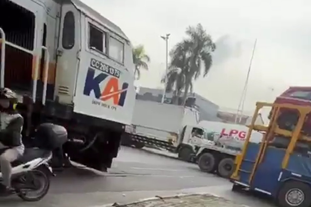 Tanjung Priok Masih Macet Parah, Kereta Terjebak Tak Bisa Melintas