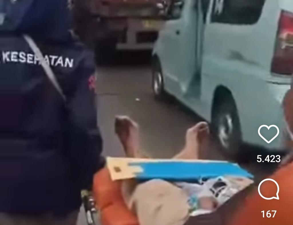 Viral Video Pasien Terpaksa Turun dari Ambulans gegara Macet Horor di Jakut