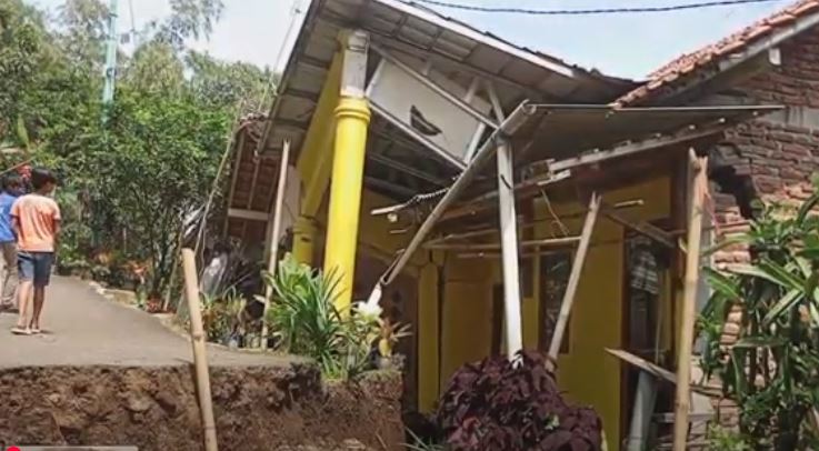 Bencana Tanah Bergerak di Brebes Rusak 170 Rumah, Ratusan Warga Mengungsi