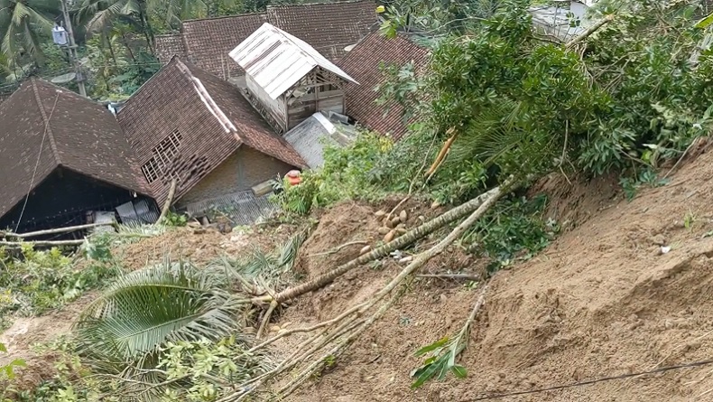 Longsor Timbun 10 Rumah di Bendungan Trenggalek, 6 Orang Hilang