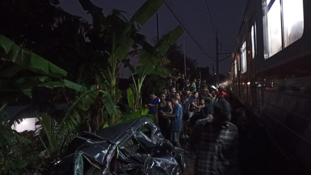Momen Mencekam KRL Tabrak Mobil di Cilebut, Warga Menjerit Histeris