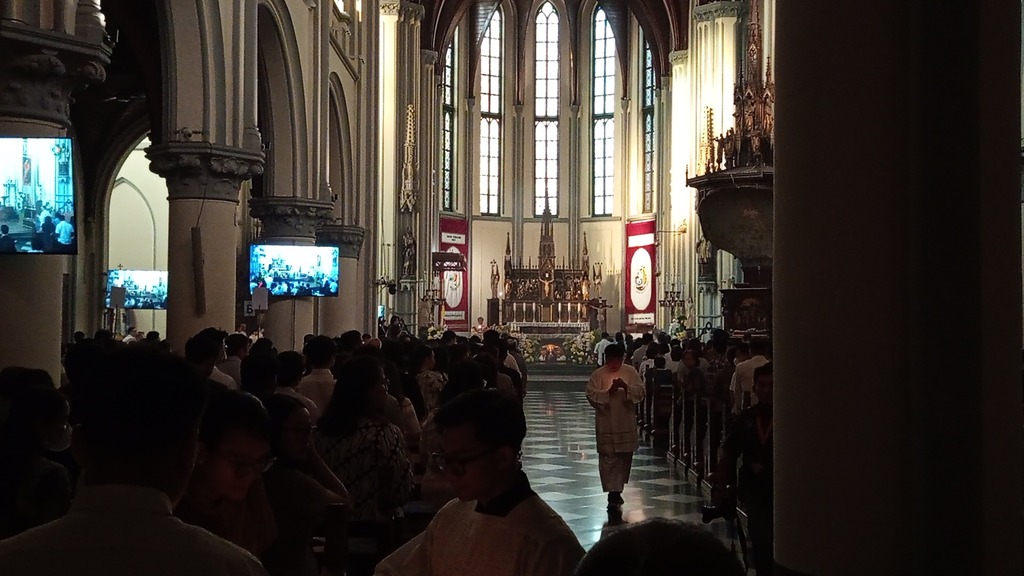 Ribuan Umat Katolik Hadiri Misa Malam Paskah di Gereja Katedral