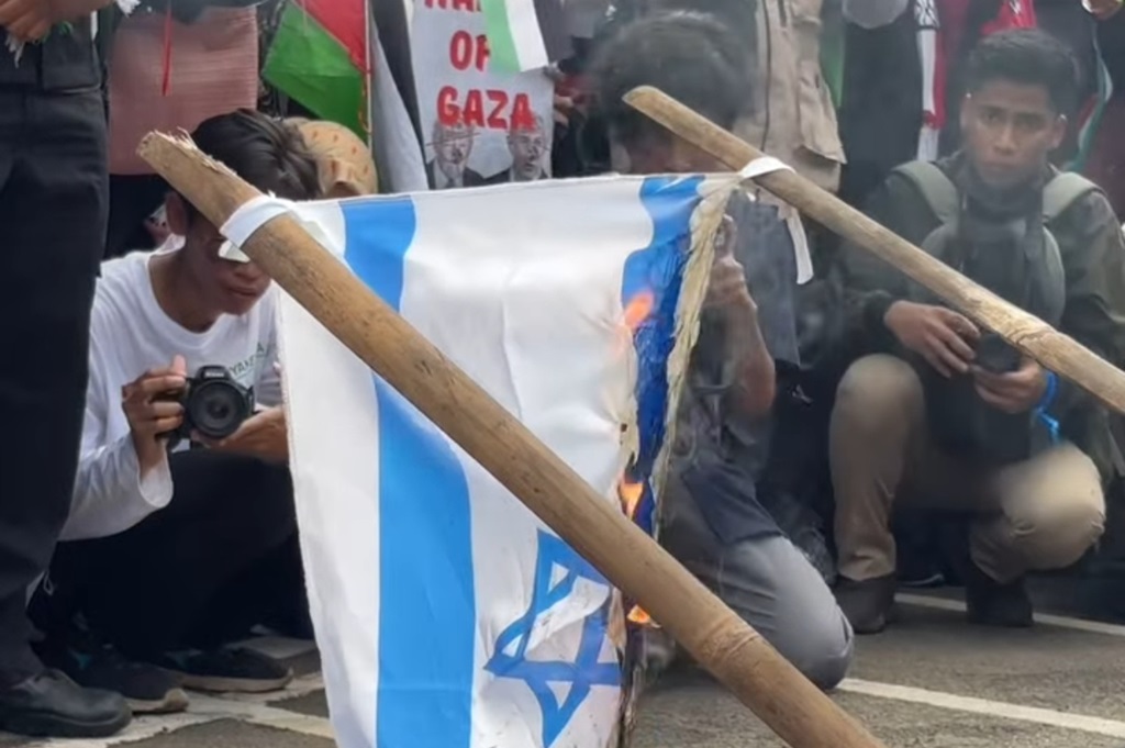 Aksi Bela Palestina, Massa Bakar Bendera Israel