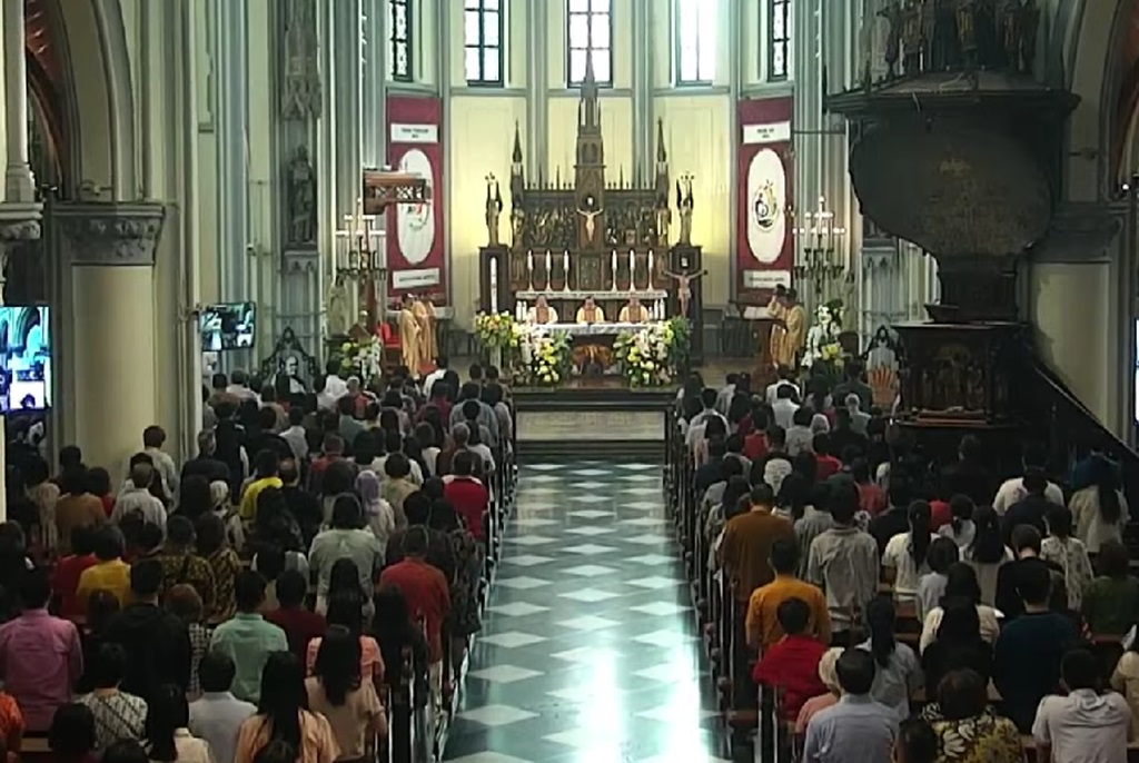 Ribuan Umat Katolik Ikuti Misa Pontifikal Minggu Paskah di Gereja Katedral Jakarta