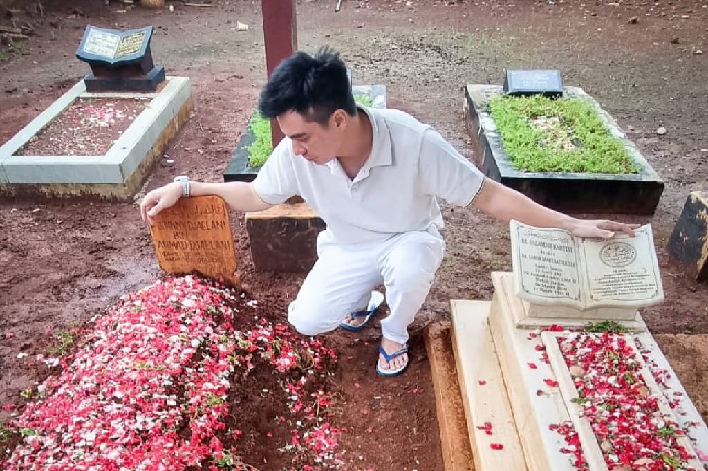 Curhat Pilu Baim Wong di Makam Ibunya: Satu-Satu Kita Akan Menyusul Mamah