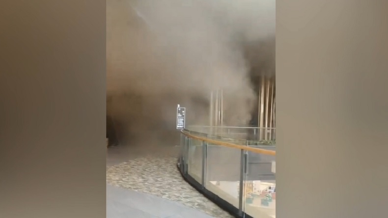 Kebakaran di Mall Living World Kota Wisata, Karyawan dan Pengunjung Panik Berhamburan Keluar