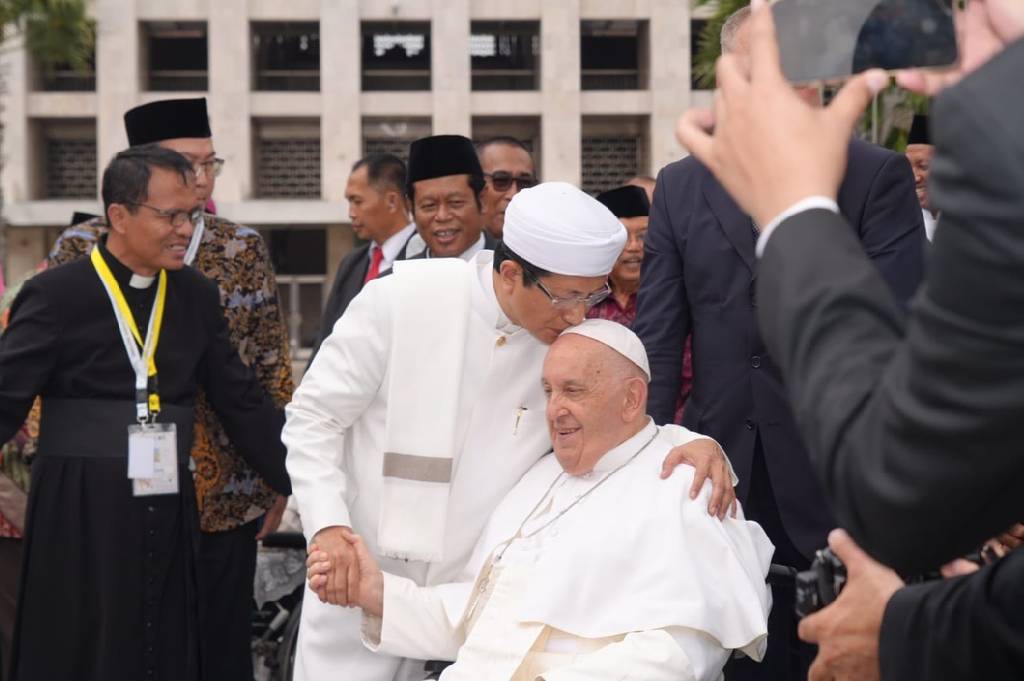 Paus Fransiskus Wafat, Kenang Lagi Momen Keningnya Dicium Nasaruddin Umar saat Datang ke Indonesia