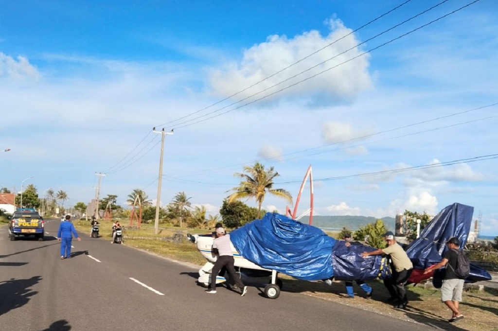 Pesawat Mendarat Darurat di Pantai Pangandaran, 2 Orang Dilarikan ke Rumah Sakit