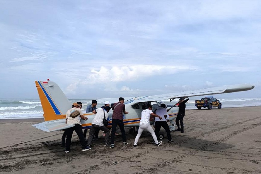 Pesawat Mendarat Darurat di Pantai Pangandaran, Diduga Gagal Mesin usai Lepas Landas