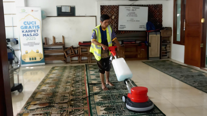 Pegadaian Peduli Jalankan Program Cuci Karpet Masjid Gratis, Ibadah Jadi Nyaman