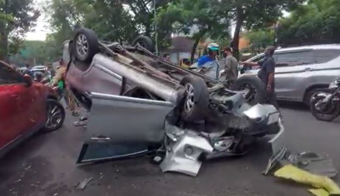 Avanza Pecah Ban Tabrak 2 Mobil hingga Terguling di Surabaya, 3 Orang Luka-Luka