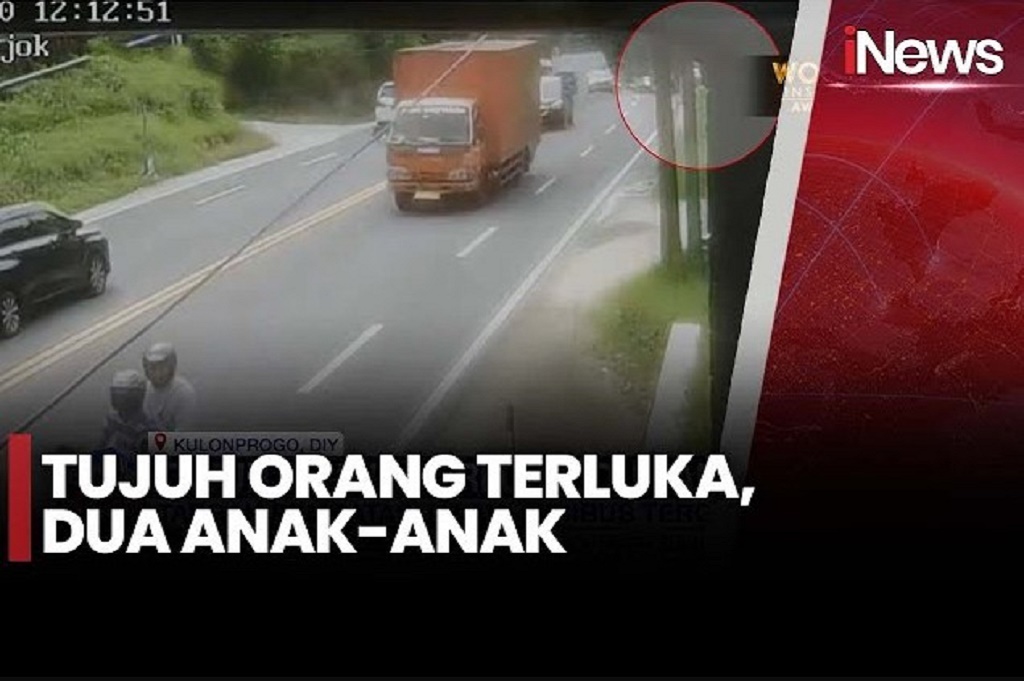 Terekam CCTV! Minibus Tabrak Pembatas Jalan di Kulonprogo, 7 Orang Terluka