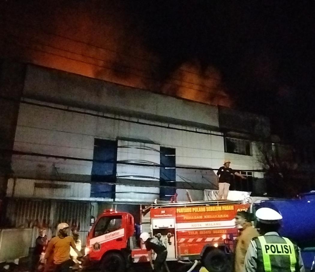 Kebakaran di Malang, Kobaran Api Hanguskan 5 Toko dan 2 Mobil