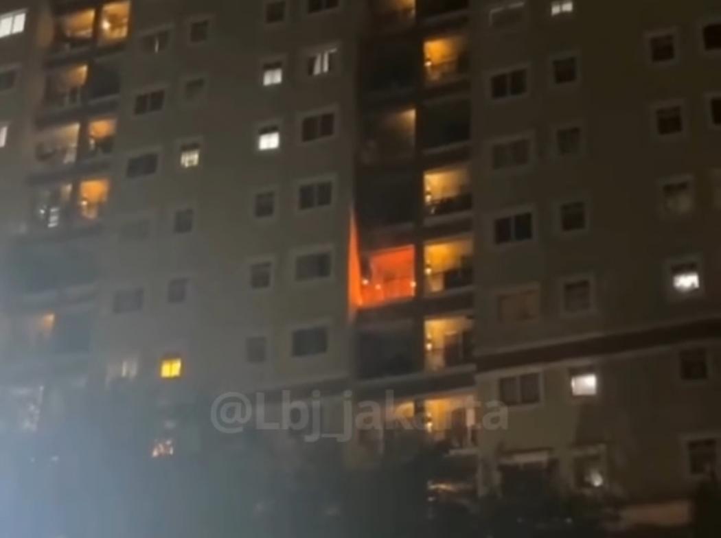 Kebakaran Landa Apartemen di Kemayoran, Api Terlihat Muncul dari Balkon